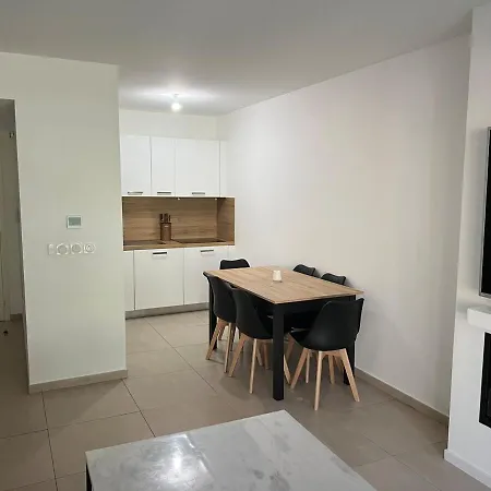 2 Bedroom Near * Mandelieu
